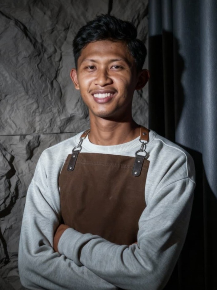 Barista profesional sedang membuat kopi